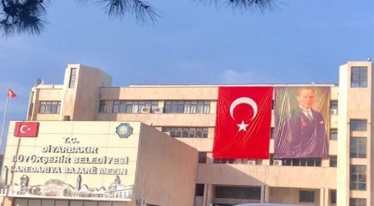 Şûjina çavê xwe re nabînin lê derziya di çavê xelkê re dibînin!
