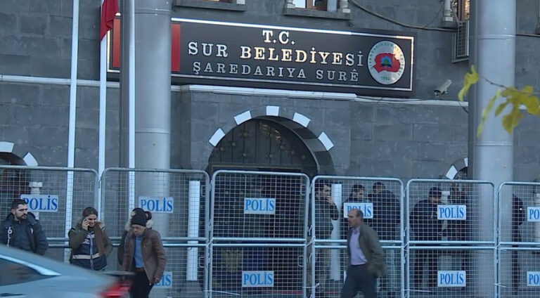 Cara yekem e şaredarek ji ber pergala hevserokatiya şaredariyê tê sizadan