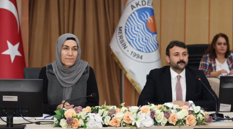 Hevserok û sê endamên Civata Şaredariya Akdenîzê li Mêrsînê hatin girtin