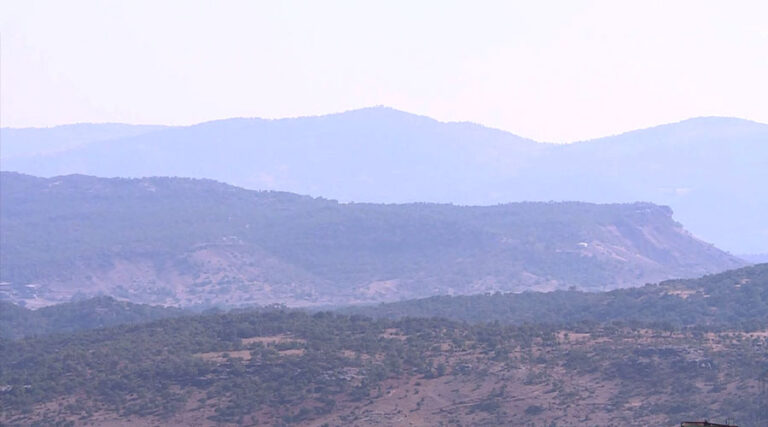 Li 11 herêmên Şirnexê qedexe hat ragihandin Li Şirnexê û navçeyên wê, 11 herêmên wek çiyayê Cûdî, çiyayê Gabbarê, Dolê û Dêriyê Zêr, wek herêmên teybet hat nîşandann û 15 rojan qedexe lê hat ragihandin. Parêzgariya Şirnexê îro 26ê Adarê di daxuyaniyekê de ragihand, di navbera 26'ê Adarê heta 10'ê Nîsanê 2025'an de, 11 herêmên çiyayê Cûdî, çiyayê Gabbarê, Dolê, Kela Memê û Dêriyê Zêr Herêmên Ewlekariya Taybet hatine nişandan û ji bo 15 rojan hatine qedexekirin. Parêzgariyê amaje bi wê jî kir, ev qedexe ji bo dabînkirina ewlekariya netewî, parastina nîzam û ewlekariya giştî, nehîştina tawanan, parastina maf û azadiyên bingehîn û rêgirtina li bûyerên tundiyê hatiye ragihandin.