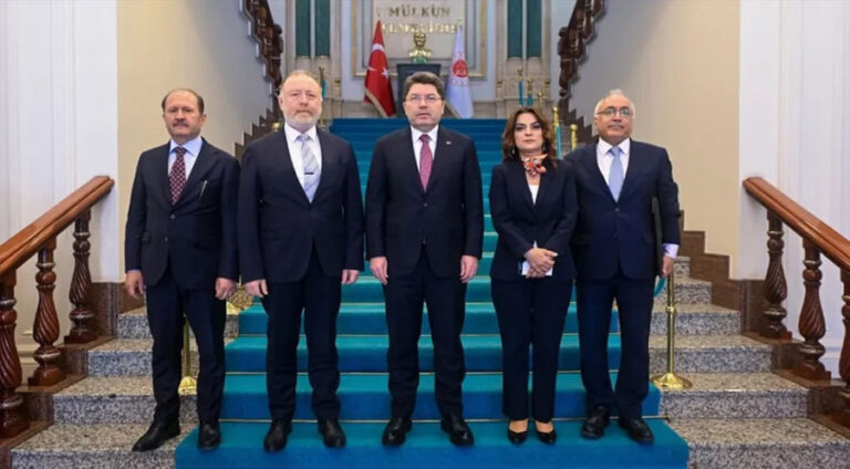 Wezîrê Dadê bi şandeya Partiya DEM re civiya