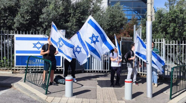 Îsraîlê balyozxaneyên xwe li hemû welatan daxistin