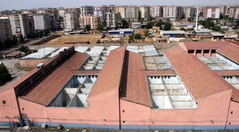 Tirkiye 200 girtiyên PKKê azad dike