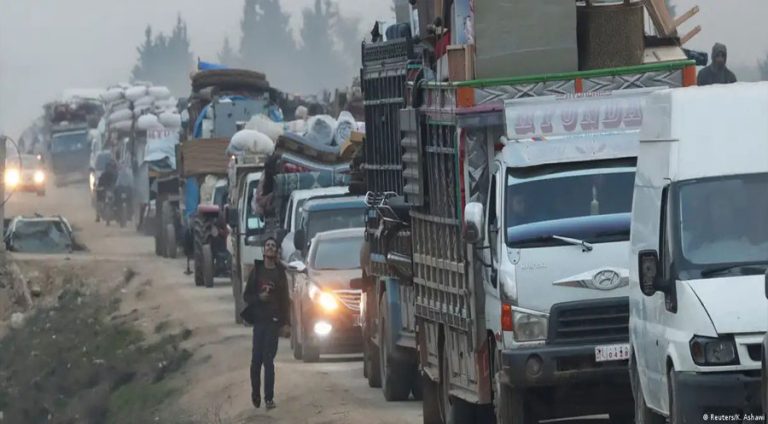 Pêngava vegerê: 1500 malbatên Ereb ji Efrînê ber bi dêrezorê ve diçin