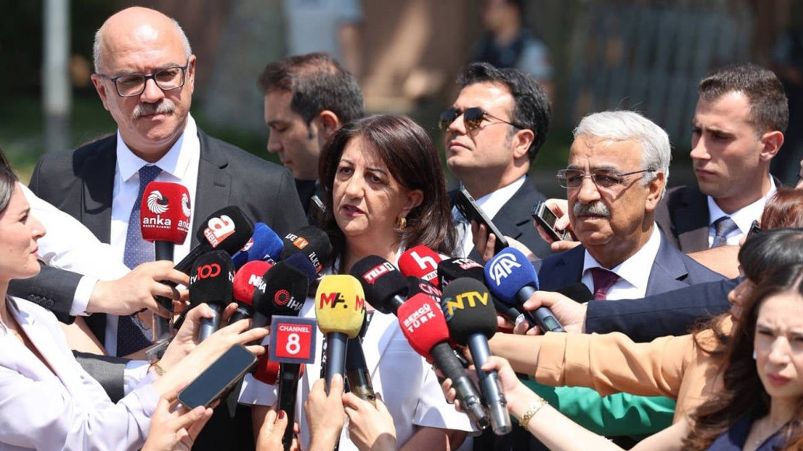 DEM Partî ji bo Pêvajoya Aştiyê ber bi parlamenê ve pêngavan diavêje û daxwaza "Qanûna Çarçoveyê" dike