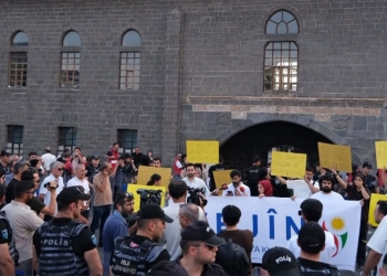 Li Diyarbekirê ji bo serbestberdana endamên Tevgera Vejînê çalakiya rûniştinê hat lidarxistin