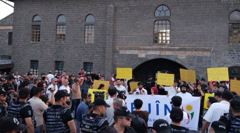 Li Diyarbekirê ji bo serbestberdana endamên Tevgera Vejînê çalakiya rûniştinê hat lidarxistin