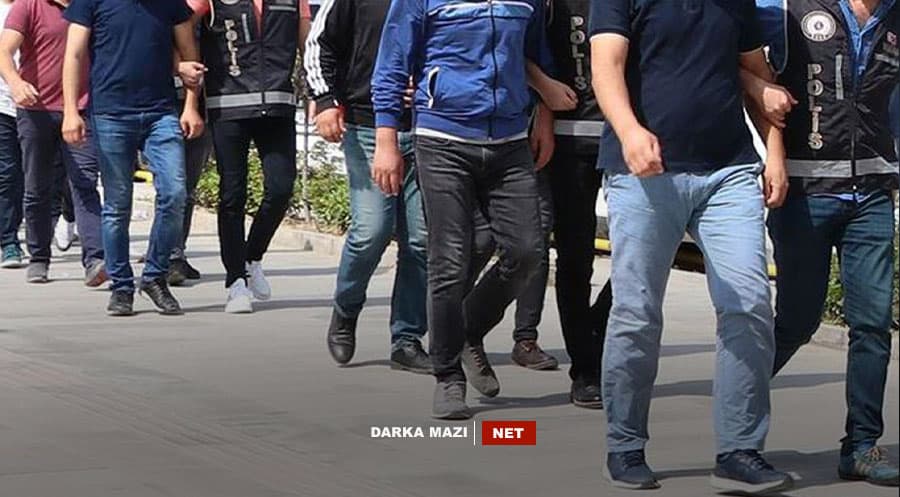 Li Diyarbekirê çar kes ji ber daliqandina posterên PKKê hatin binçavkirin