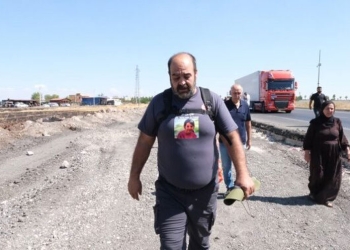 Arif Guran, bavê Narîn Gurana 8 salî ku 2 sal berê li gundê Çûliyê yê Amedê bi awayekî hovane hatibû kuştin, ji bo daxwaza "nûve-darizandinê" û berdana endamên malbata xwe, ji Amedê ber bi Enqereyê ve dest bi "Meşa Edaletê" kir.