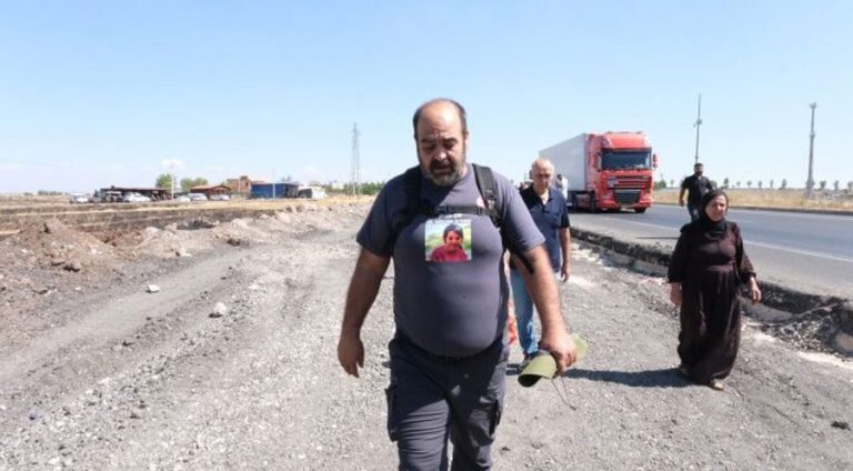 Arif Guran, bavê Narîn Gurana 8 salî ku 2 sal berê li gundê Çûliyê yê Amedê bi awayekî hovane hatibû kuştin, ji bo daxwaza "nûve-darizandinê" û berdana endamên malbata xwe, ji Amedê ber bi Enqereyê ve dest bi "Meşa Edaletê" kir.