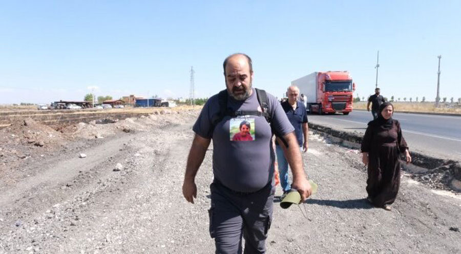 Arif Guran, bavê Narîn Gurana 8 salî ku 2 sal berê li gundê Çûliyê yê Amedê bi awayekî hovane hatibû kuştin, ji bo daxwaza "nûve-darizandinê" û berdana endamên malbata xwe, ji Amedê ber bi Enqereyê ve dest bi "Meşa Edaletê" kir.